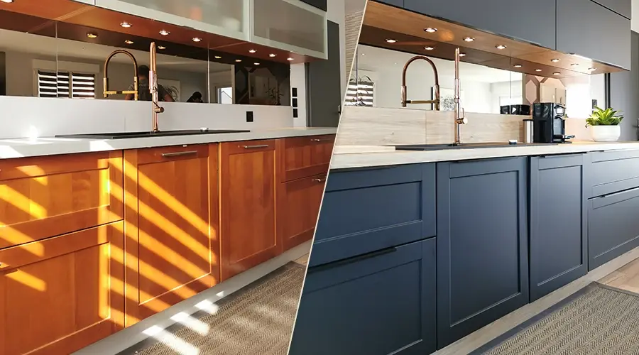 Porównanie przed i po renowacji kuchni wykonanej foliami architektonicznymi Cover Styl. Po lewej stronie widoczna stara zabudowa kuchenna z frontami w intensywnym, błyszczącym kolorze pomarańczowo-drewnianym odbijającym światło słoneczne. Po prawej stronie efekt po renowacji – nowoczesna kuchnia z matowymi, eleganckimi granatowymi frontami szafek dolnych. Zmiana uzyskana dzięki profesjonalnemu oklejaniu mebli folią całkowicie odmienia charakter wnętrza, nadając mu minimalistyczny i bardziej luksusowy styl. Przykład pokazuje, jak renowacja kuchni folią podczas szkolenia lub webinaru z oklejania mebli folią pozwala przekształcić starą zabudowę w nowoczesną aranżację bez wymiany mebli.