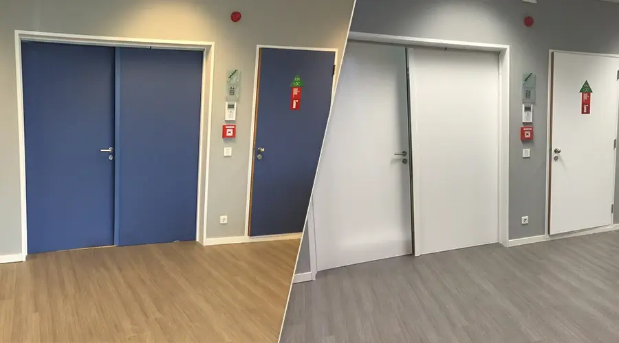 Zdjęcie przedstawia drzwi w budynku użyteczności publicznej przed i po renowacji. Po lewej stronie widoczne są intensywnie niebieskie drzwi przeciwpożarowe w korytarzu z jasnymi ścianami i drewnianą podłogą. Po prawej stronie efekt po renowacji – drzwi w neutralnym, jasnoszarym kolorze dopasowanym do nowoczesnej stylistyki wnętrza. Metamorfoza została wykonana przy użyciu folii architektonicznych Cover Styl, które pozwalają na szybkie oklejanie drzwi folią i zmianę koloru bez konieczności wymiany stolarki. To rozwiązanie często prezentowane podczas szkoleń i webinarów z oklejania powierzchni architektonicznych.