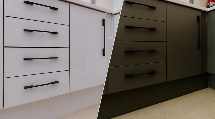 Porównanie kuchennych frontów meblowych przed i po oklejaniu folią architektoniczną. Po lewej stronie widoczne są jasne, białe szafki kuchenne z metalowymi uchwytami w klasycznym stylu. Po prawej stronie efekt renowacji – głębokie, matowe czarne fronty, które nadają zabudowie bardziej nowoczesny i elegancki charakter. Dzięki technice oklejania kuchni folią możliwe było całkowite odświeżenie wyglądu mebli bez ich demontażu czy wymiany. To przykład wykorzystania folii do mebli Cover Styl, często prezentowany podczas webinarów i szkoleń z oklejania mebli folią.