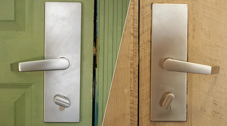 Drzwi przed i po metamorfozie – po lewej zielone drzwi z klasycznym wykończeniem, po prawej nowoczesna powierzchnia w jasnym dekorze drewna. Zastosowanie folii architektonicznych pozwoliło uzyskać realistyczną strukturę drewna i odświeżyć wygląd bez wymiany drzwi. Idealne rozwiązanie dla renowacji drzwi folią.