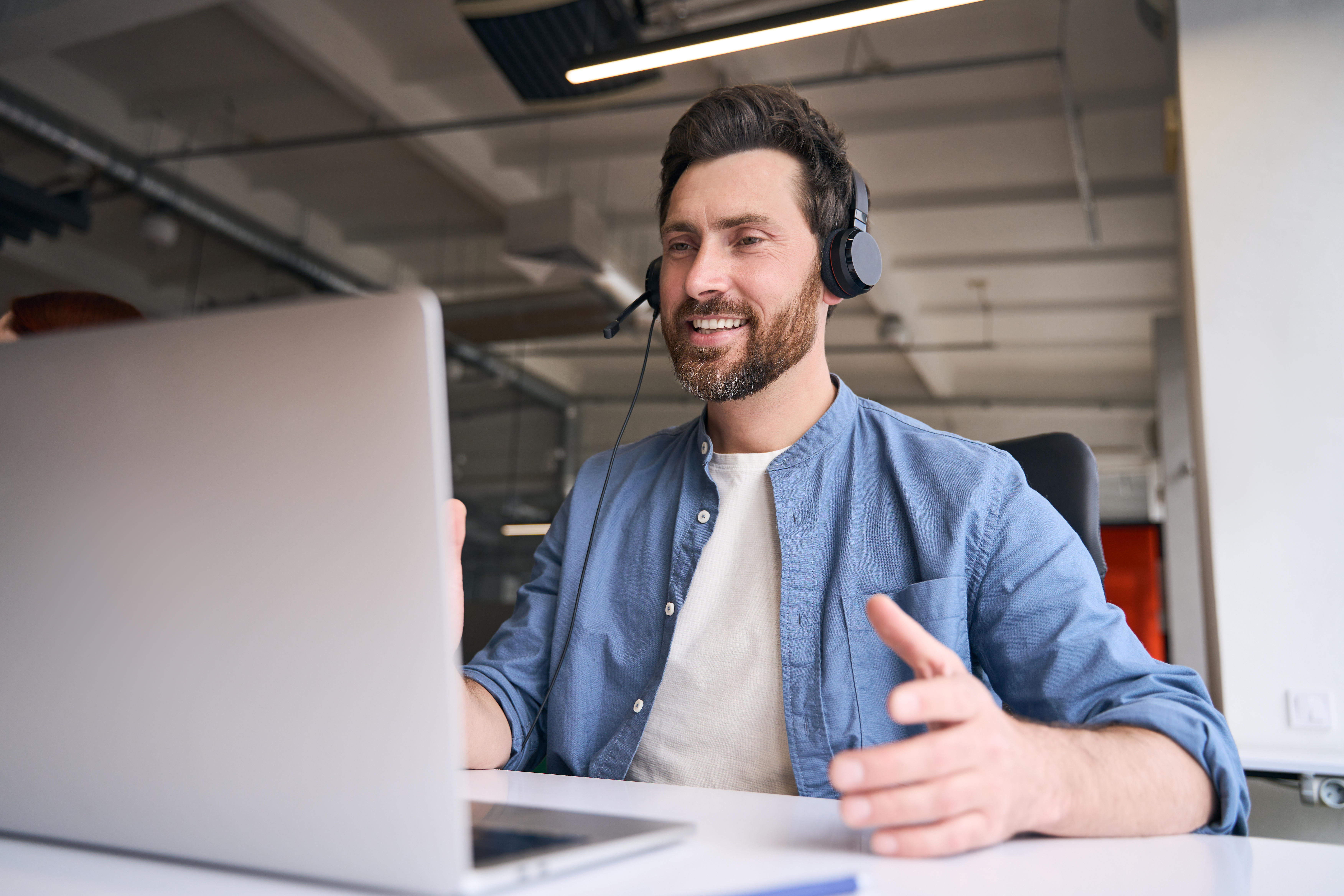 Mann am Laptop in einem Großrausbüro